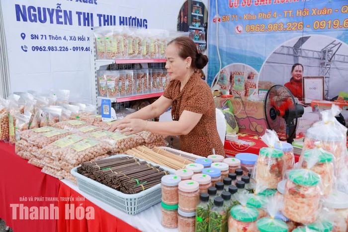Chị Ngô Thị Thu Hương, hộ kinh doanh cá thể, xã Hồi Xuân, cho biết: “Tham gia hội chợ là dịp để giới thiệu sản phẩm OCOP của địa phương đến đông đảo người tiêu dùng, đồng thời tìm kiếm thêm khách hàng, mở rộng cơ hội kinh doanh. Vì vậy, chúng tôi đang tập trung hoàn thiện khâu trưng bày, sắp xếp hàng hóa, chuẩn bị chu đáo để phục vụ khách tham quan, mua sắm”.