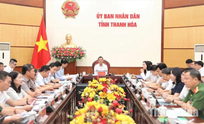 Chủ tịch UBND tỉnh Tô Anh Dũng cùng các đại biểu dự hội nghị tại điểm cầu Trụ sở UBND tỉnh.