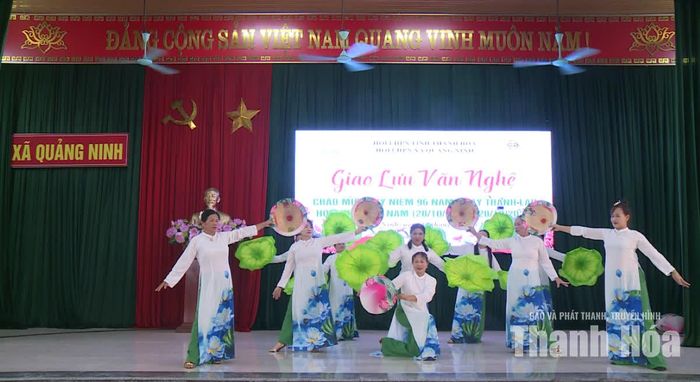 Một tiết mục giao lưu văn nghệ của hội viên phụ nữ xã Quảng Ninh.