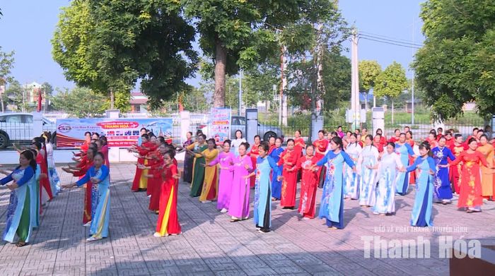 Đông đảo hội viên, phụ nữ xã Quảng Ninh tham gia đồng diễn dân vũ.