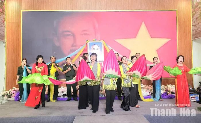 Tiết mục giao lưu văn nghệ của hội viên nhân kỷ niệm 96 năm Ngày thành lập Hội Liên hiệp Phụ nữ Việt Nam.