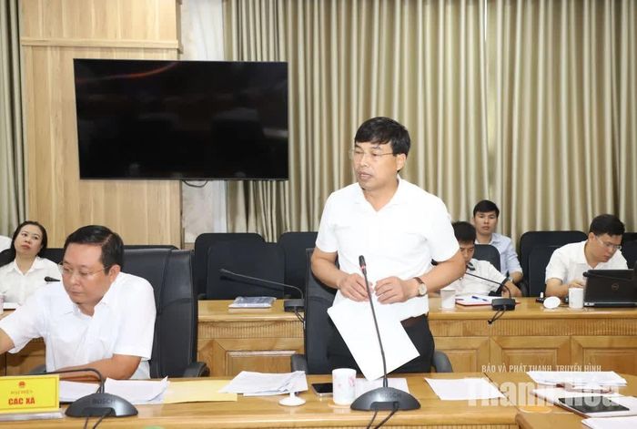 Lãnh đạo địa phương báo cáo tại buổi giám sát.