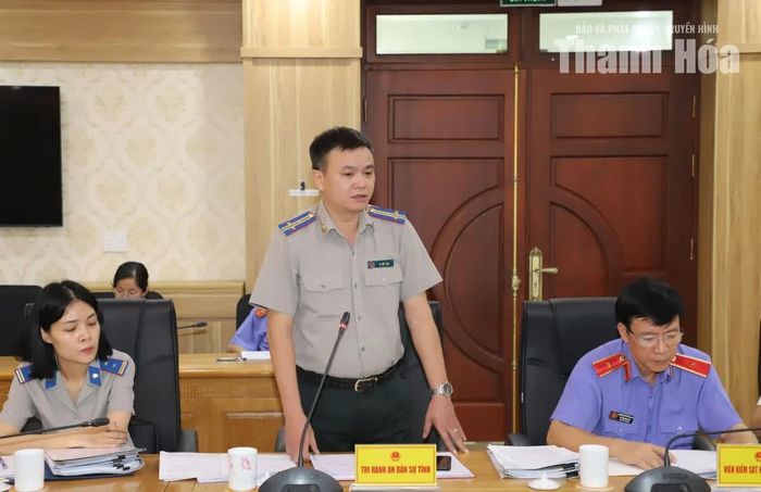 Lãnh đạo Thi hành án dân sự tỉnh tham gia ý kiến tại buổi giám sát.