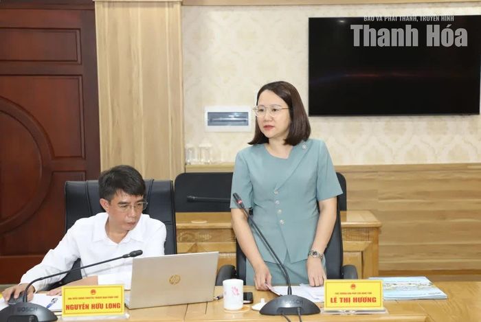 Đại biểu Lê Thị Hương, Phó Trưởng Ban Pháp chế HĐND tỉnh phát biểu tại buổi giám sát.