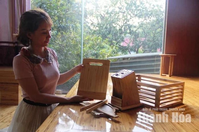 Bộ sản phẩm dụng cụ nhà bếp làm từ tre luồng bao của Công ty TNHH sản xuất và thương mại BambooVina được khách hàng nước ngoài ưa chuộng, đã xuất khẩu sang các thị trường Mỹ và một số nước châu Âu.