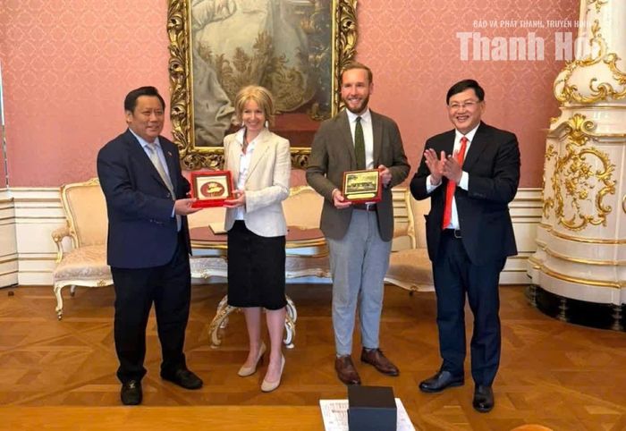 Đoàn công tác tỉnh Thanh Hóa tặng quà lưu niệm cho Viện Phân tích Hệ thống ứng dụng quốc tế.