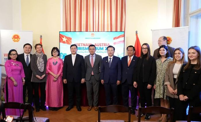 Khách mời tham dự diễn đàn chụp ảnh kỷ niệm. Ảnh: Chu Sơn (PV TTXVN tại Cộng hòa Séc).