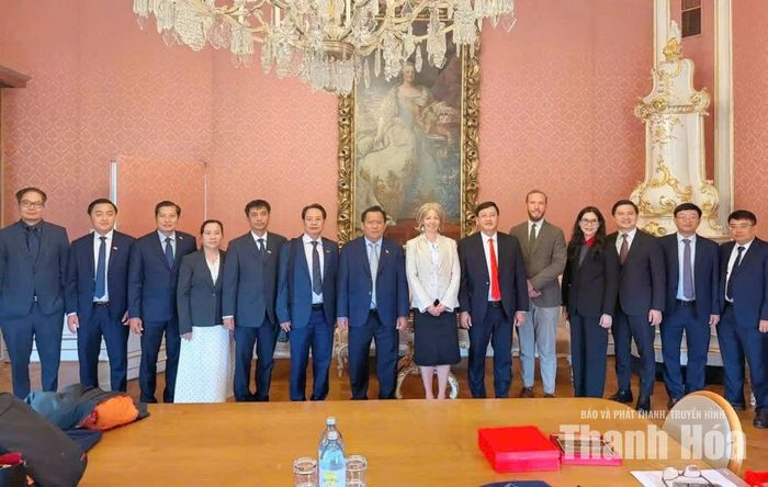 Đoàn công tác Bộ Ngoại giao và tỉnh Thanh Hóa chụp ảnh lưu niệm với Viện Phân tích Hệ thống ứng dụng quốc tế.