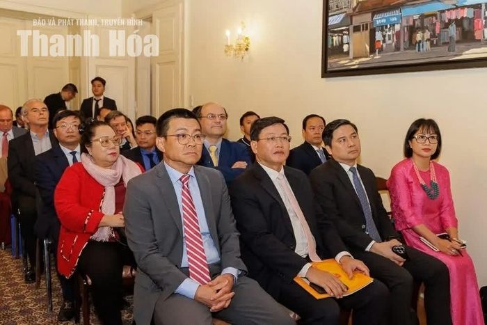 Phó Chủ tịch Thường trực UBND tỉnh Thanh Hóa Mai Xuân Liêm và các đại biểu tham gia diễn đàn.