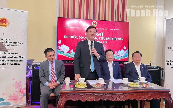 Phó Chủ tịch Thường trực UBND tỉnh Mai Xuân Liêm thông tin tình hình của tỉnh tại buổi gặp mặt các trí thức, chuyên gia người Việt Nam đang sinh sống, làm việc tại Áo.