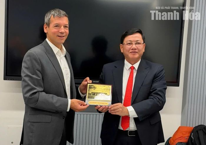 Đoàn công tác tỉnh Thanh Hóa tặng quà lưu niệm cho Phòng Kinh tế Liên bang Áo (WKO).