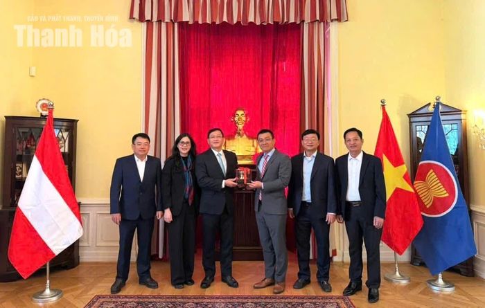 Đoàn công tác tỉnh Thanh Hóa tặng quà lưu niệm cho Đại sứ Việt Nam tại Cộng hòa Áo Vũ Lê Thái Hoàng.