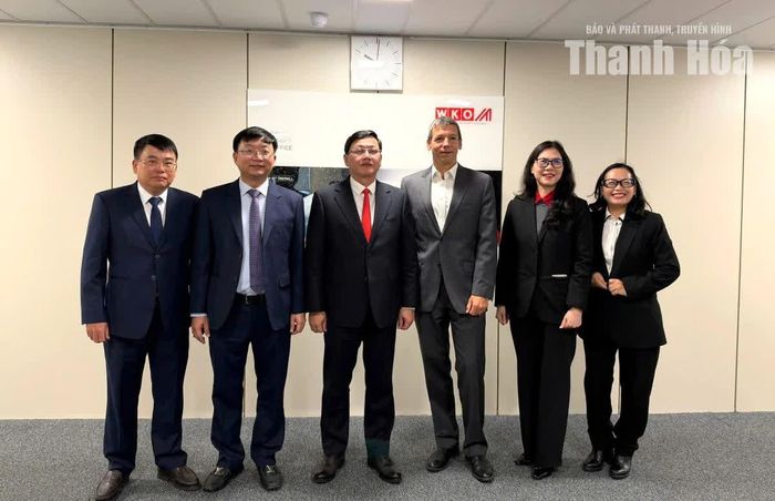 Đoàn công tác tỉnh Thanh Hóa chụp ảnh lưu niệm với đại diện WKO.