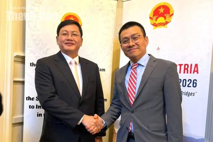 Phó Chủ tịch Thường trực UBND tỉnh Mai Xuân Liêm chào xã giao Đại sứ Việt Nam tại Cộng hòa Áo Vũ Lê Thái Hoàng.