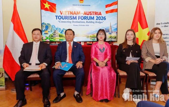 Phó Chủ tịch Thường trực UBND tỉnh Mai Xuân Liêm tham gia trao đổi tại diễn đàn.
