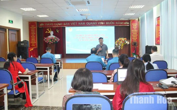 Đại diện Liên đoàn Lao động tỉnh truyền đạt nội dung tại hội nghị tập huấn.