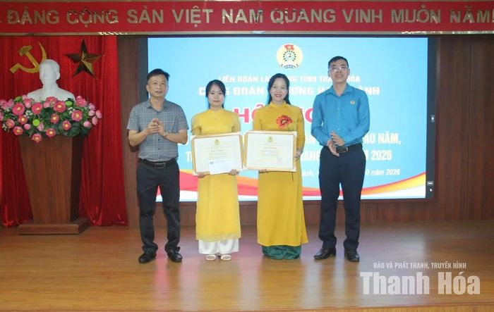 Đại diện Liên đoàn Lao động tỉnh, Công đoàn phường Hạc Thành trao Bằng khen “Giỏi việc nước, đảm việc nhà”.