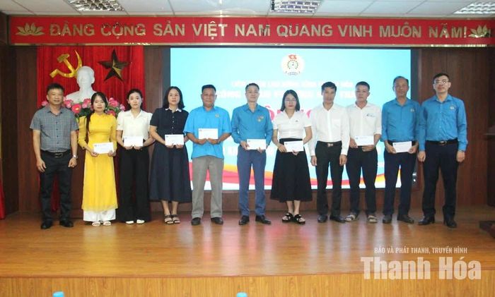 Các đơn vị tham gia cuộc thi sáng tạo video clip phòng chống tác hại của thuốc lá được tuyên dương.
