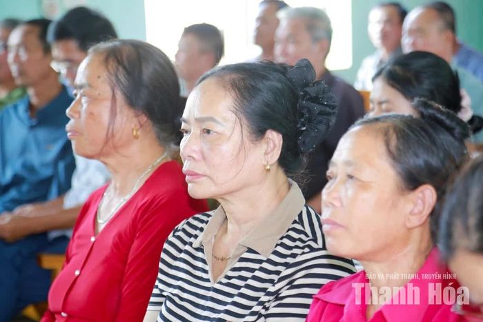 Đảng viên Chi bộ thôn Yên Thịnh dự hội nghị.
