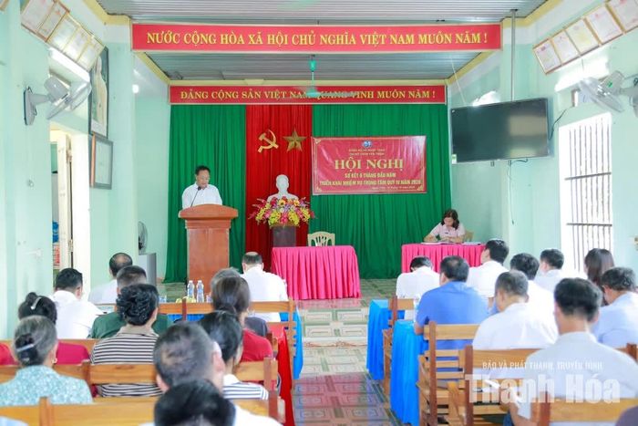 Bí thư Chi bộ thôn Yên Thịnh báo cáo hoạt động của Chi bộ tại hội nghị.