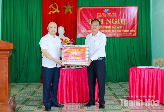 Phó Chủ tịch UBND tỉnh Cao Văn Cường tặng quà cho Chi bộ thôn Yên Thịnh.