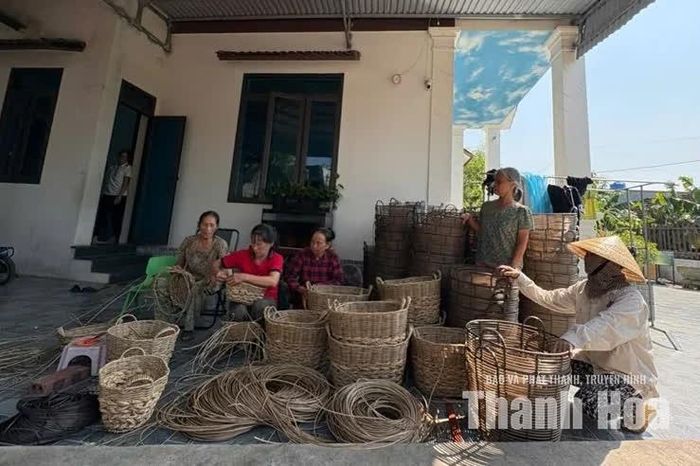 Tổ sản xuất thủ công mỹ nghệ do bà Len gây dựng tạo việc làm cho phụ nữ có hoàn cảnh khó khăn tại địa phương.