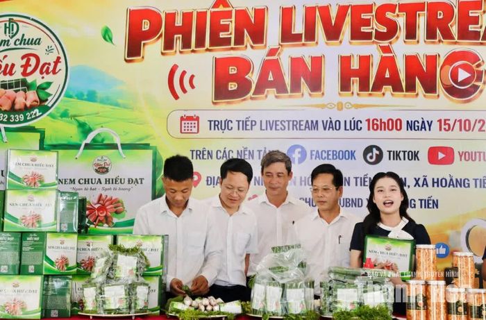Các khách mời trực tiếp trải nghiệm sản phẩm trên sóng livestream.