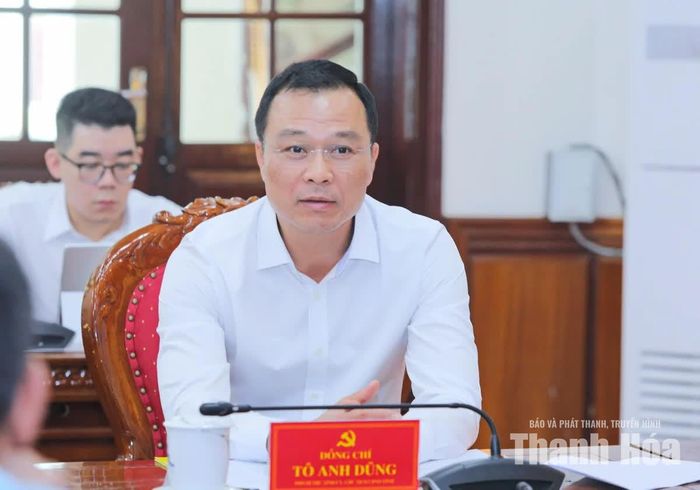 Chủ tịch UBND tỉnh Tô Anh Dũng dự hội nghị.