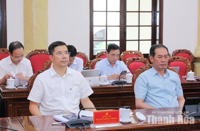Phó Bí thư Thường trực Tỉnh ủy Nguyễn Hồng Phong và Phó Bí thư Tỉnh ủy Trịnh Tuấn Sinh dự hội nghị.