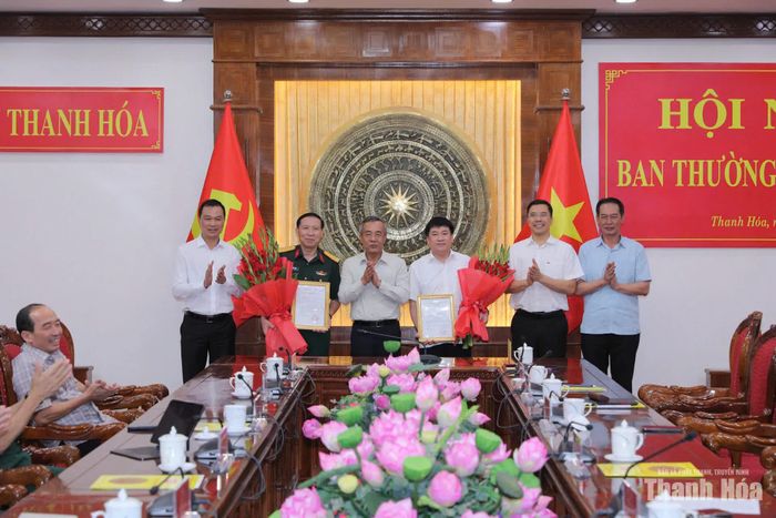 Bí thư Tỉnh ủy Lê Đức Thái và các đồng chí Phó Bí thư Tỉnh ủy trao quyết định, tặng hoa chúc mừng hai đồng chí vừa được nhận quyết định của Ban Bí thư Trung ương Đảng.