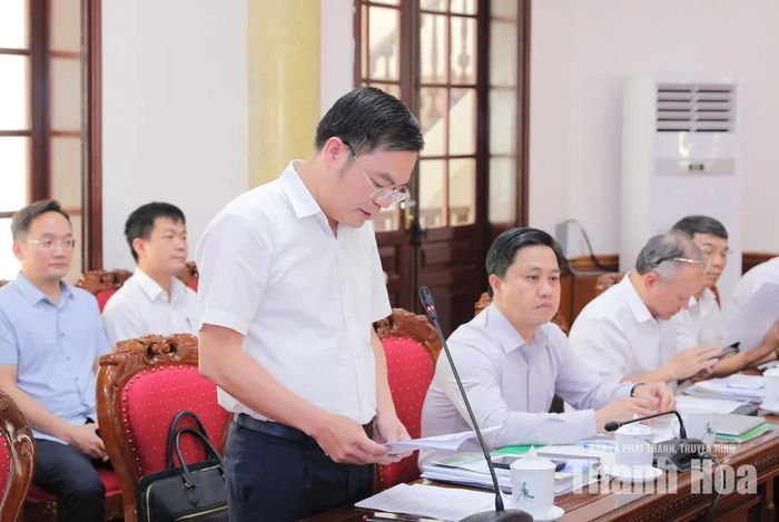 Giám đốc Sở Xây dựng Hoàng Văn Đồng trình bày báo cáo, tờ trình tại hội nghị.