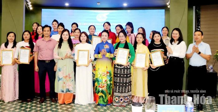 Ban Tổ chức và Ban Giám khảo chúc mừng 20 thì sinh đoạt giải.