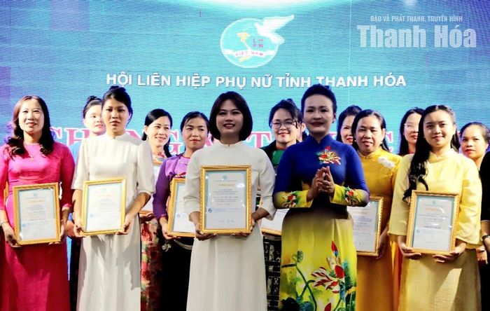 Chủ tịch Hội LHPN tỉnh Lương Thị Hạnh trao giải Nhất cho thí sinh Vũ Thị Thu Hạnh, phường Nguyệt Viên.