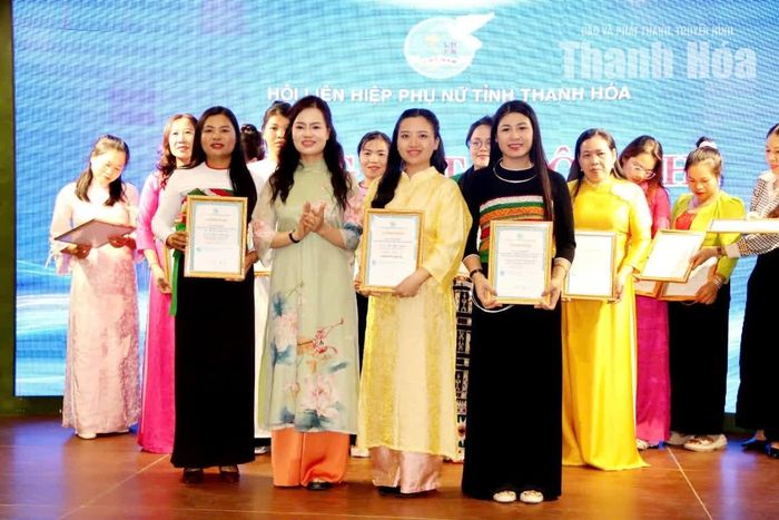Phó Chủ tịch Hội LHPN tỉnh Bùi Thị Mai Hoan trao giải Nhì cho các tác giả.