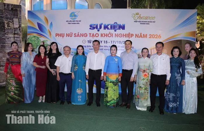 Các đồng chí lãnh đạo tỉnh và đại biểu chụp ảnh lưu niệm tại đêm Gala.