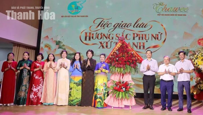 Phó Bí thư Thường trực Tỉnh ủy Nguyễn Hồng Phong và lãnh đạo Sở Tài chính, Báo và Phát thanh, truyền hình Thanh Hóa tặng hoa chúc mừng Hội LHPN tỉnh, Hiệp hội Doanh nhân nữ tỉnh.