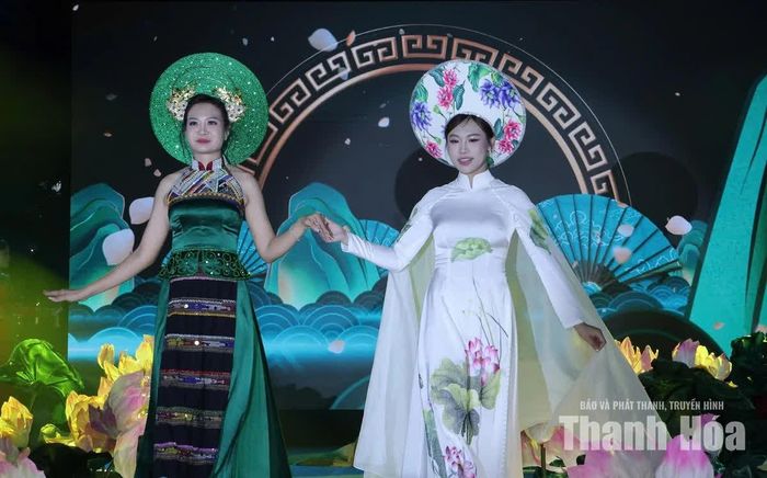 Trình diễn bộ sư tập áo dài “Sắc màu di sản”.