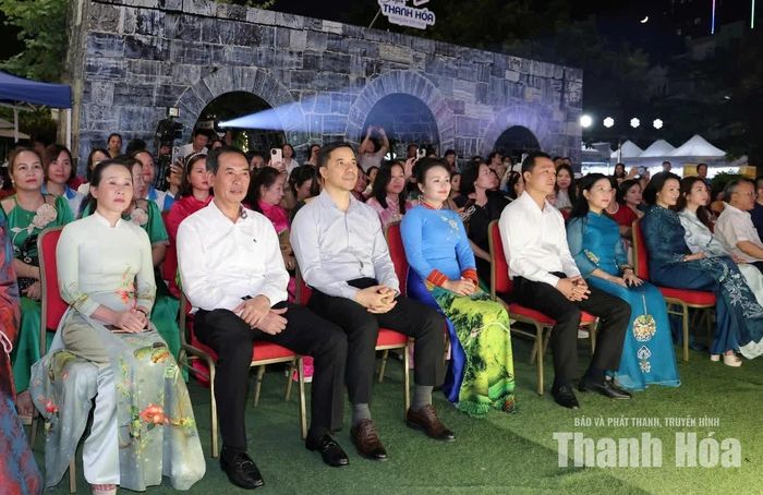 Các đồng chí: Nguyễn Hồng Phong, Ủy viên dự khuyết Trung ương Đảng, Phó Bí thư Thường trực Tỉnh ủy, Chủ tịch HĐND tỉnh; Tô Anh Dũng, Phó Bí thư Tỉnh ủy, Chủ tịch UBND tỉnh; Trịnh Tuấn Sinh, Phó Bí thư Tỉnh ủy, Chủ tịch Ủy ban MTTQ tỉnh và các đại biểu dự đêm Gala.