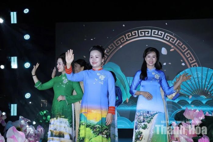 Chủ tịch Hội LHPN tỉnh Lương Thị Hạnh và cán bộ, hội viên tham gia trình diễn 5 bộ áo dài nhận diện của phụ nữ xứ Thanh.
