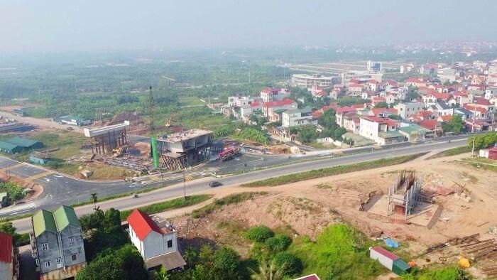 Ngoài đúc hẫng nhịp chính, cầu Hồng Hà cũng đúc hẫng nhịp vượt qua đê sông Hồng. 