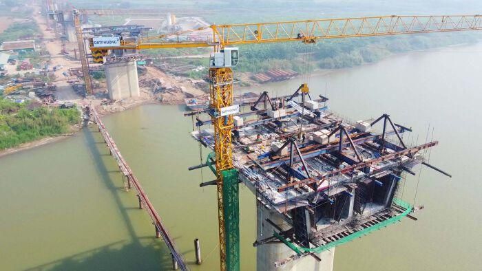 Trong tổng thể tuyến đường, cầu Hồng Hà giữ vai trò kết nối quan trọng giữa hai bờ sông Hồng, đồng thời liên kết với hệ thống đường song hành và tuyến cao tốc của Vành đai 4. 