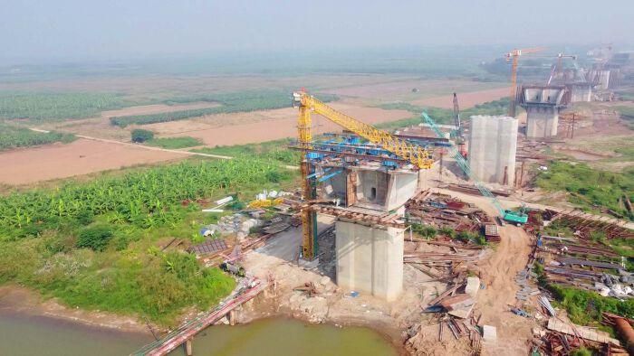 Ở phía Mê Linh, khu vực cầu chính vượt sông Hồng tiếp tục là một trong những điểm thi công đáng chú ý. 