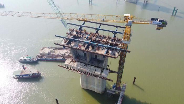  Nhà thầu Đạt Phương đang triển khai công tác đúc hẫng nhịp chính, phương pháp thi công được sử dụng để hình thành các nhịp cầu bê tông cốt thép dự ứng lực có khẩu độ lớn. 