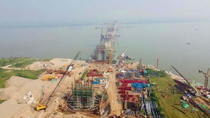Khác với phương pháp lắp ghép dầm cầu cạn, đúc hẫng được thực hiện bằng cách thi công từng đốt dầm liên tiếp từ trụ cầu, mở rộng dần về hai phía. Các đốt dầm được liên kết với nhau thông qua hệ thống cốt thép và cáp dự ứng lực, bảo đảm khả năng chịu lực của kết cấu trong từng giai đoạn thi công cũng như khi hoàn thành. 