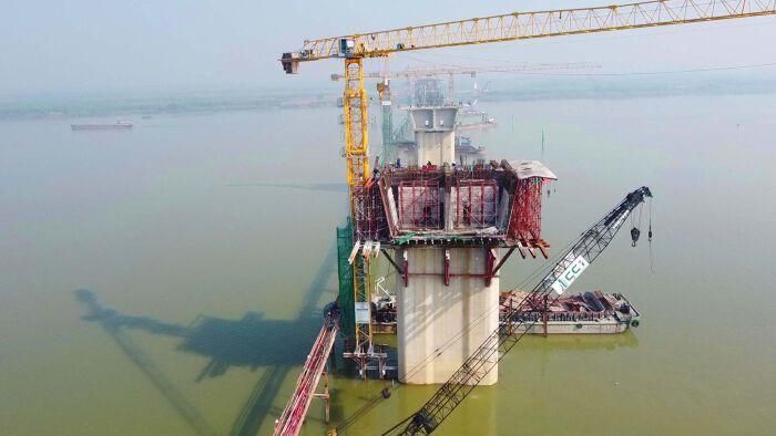 Cầu Hồng Hà là một trong những công trình quan trọng của dự án đường Vành đai 4 – Vùng Thủ đô Hà Nội, được khởi công vào tháng 10/2025, với tổng mức đầu tư gần 10.000 tỷ đồng. 