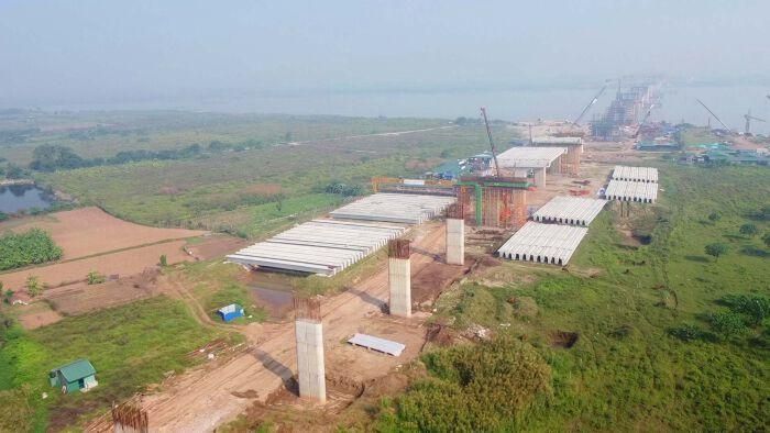 Phía Đan Phượng, các nhà thầu bắt đầu triển khai gác dầm cầu cạn, trong khi ở phía Mê Linh, nhà thầu Đạt Phương đang thực hiện công tác đúc hẫng nhịp chính vượt sông Hồng. 
