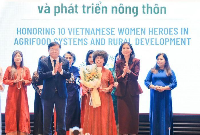 Anh hùng Lao động Thái Hương, Nhà sáng lập, Chủ tịch Hội đồng Chiến lược Tập đoàn TH tại lễ vinh danh 10 phụ nữ tiêu biểu trong hệ thống nông nghiệp - thực phẩm và phát triển nông thôn năm 2026 do FAO tổ chức.