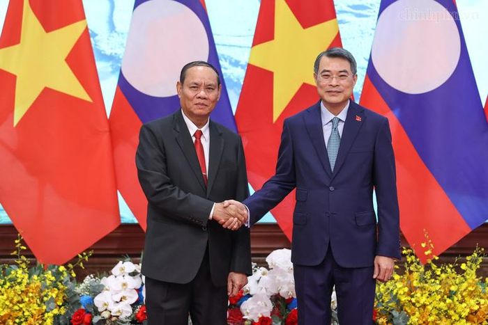 Thủ tướng Lê Minh Hưng tiếp đồng chí Vilay Lakhamphong, Ủy viên Bộ Chính trị, Thường trực Ban Bí thư Trung ương Đảng Nhân dân Cách mạng (NDCM) Lào - Ảnh: chinhphu.vn/Nhật Bắc