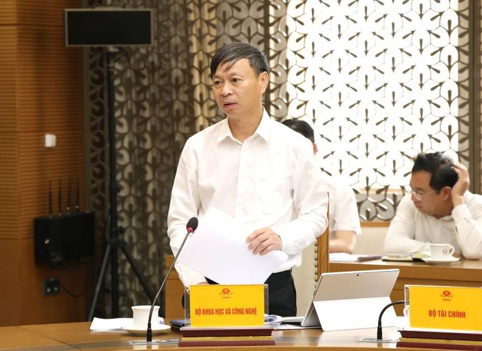 Thứ trưởng Bộ Khoa học và Công nghệ Hoàng Minh báo cáo. Ảnh: chinhphu.vn.