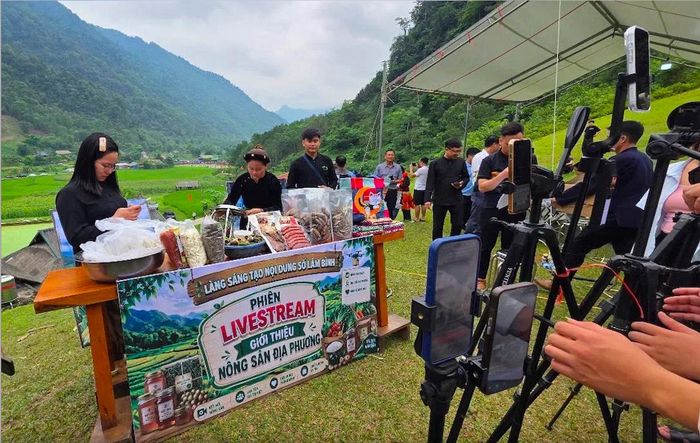 Một phiên livestream giới thiệu nông sản địa phương của bà con Lâm Bình, tỉnh Tuyên Quang.